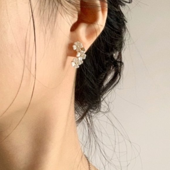 💙💕Last one Sterling Triple Flowers Earrings - Picture 5 of 9